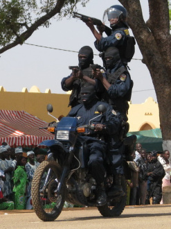 05 4 Soldats Par Moto